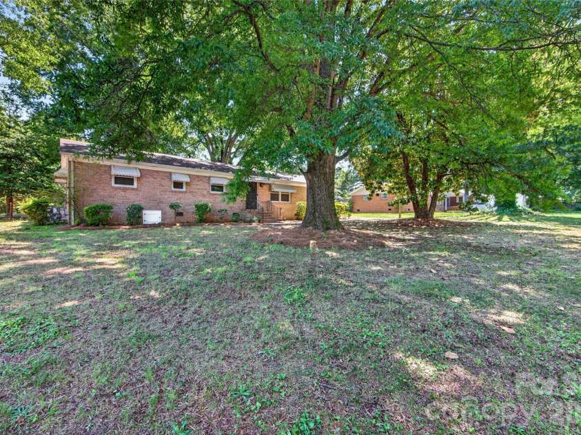 4400 Hamilton Circle, Charlotte, NC 28216.  MLS# CAR4396765, YatesRealty ID 34881. Front Lawn