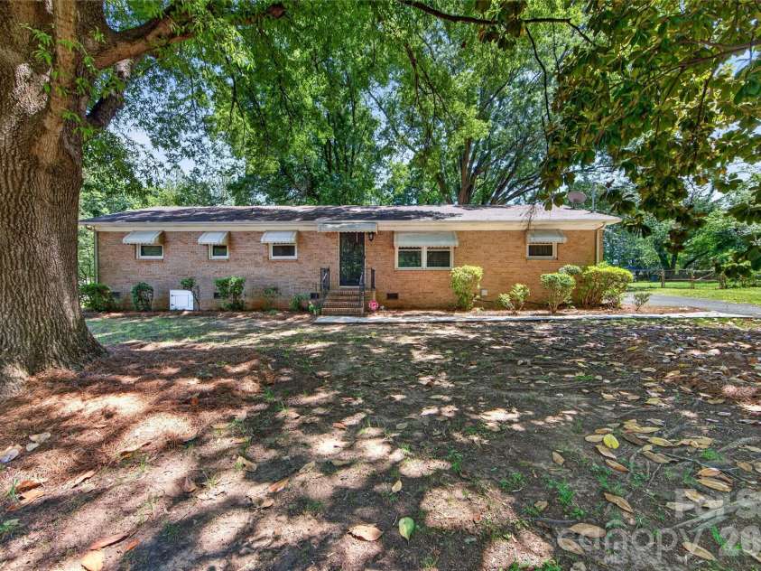 4400 Hamilton Circle, Charlotte, NC 28216.  MLS# CAR4396765, YatesRealty ID 34881. Front Yard
