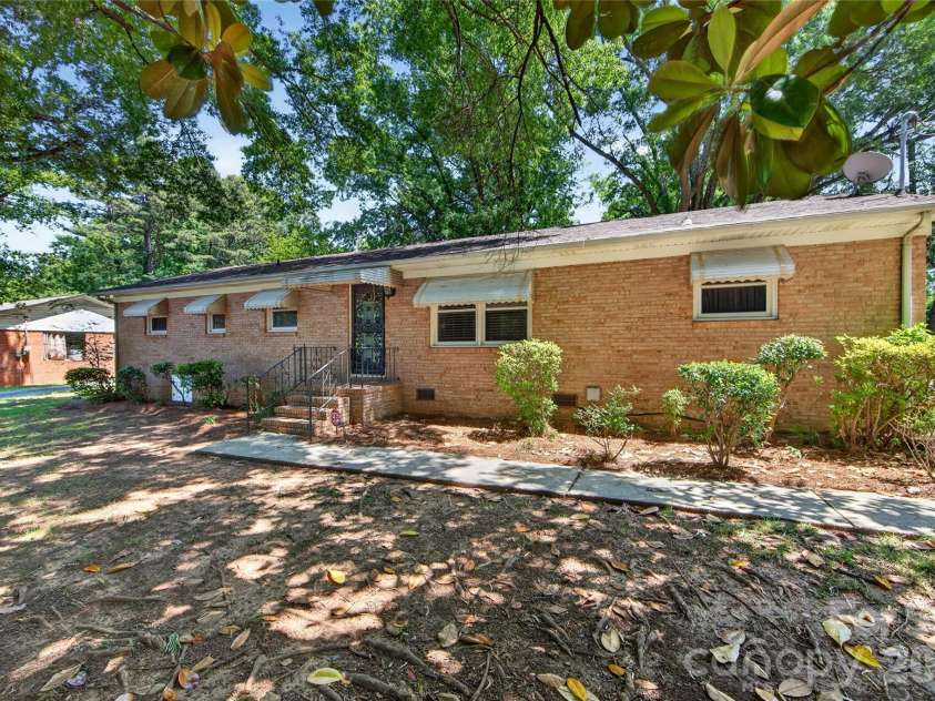 4400 Hamilton Circle, Charlotte, NC 28216.  MLS# CAR4396765, YatesRealty ID 34881. Front Yard