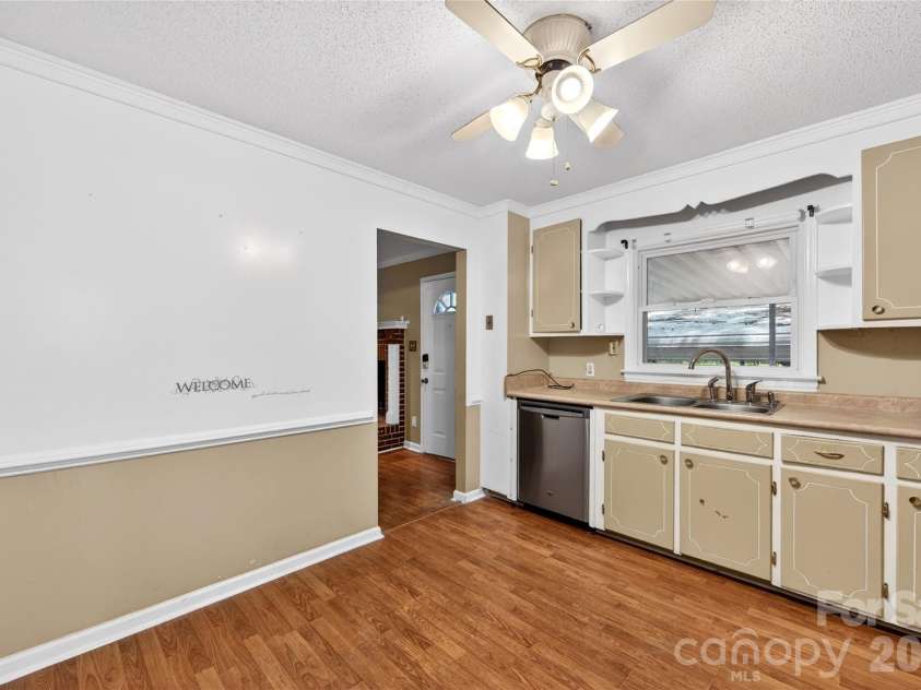 4400 Hamilton Circle, Charlotte, NC 28216.  MLS# CAR4396765, YatesRealty ID 34881. Kitchen