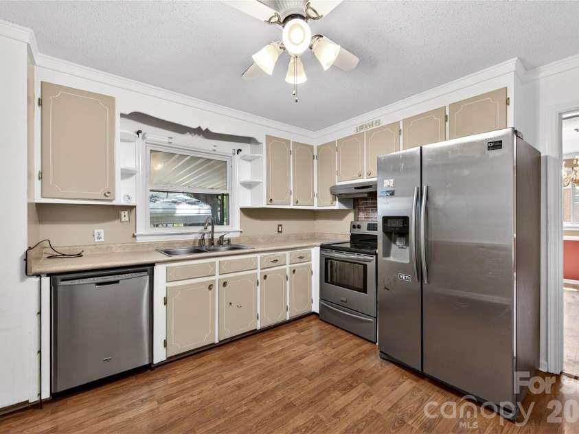 4400 Hamilton Circle, Charlotte, NC 28216.  MLS# CAR4396765, YatesRealty ID 34881. Kitchen