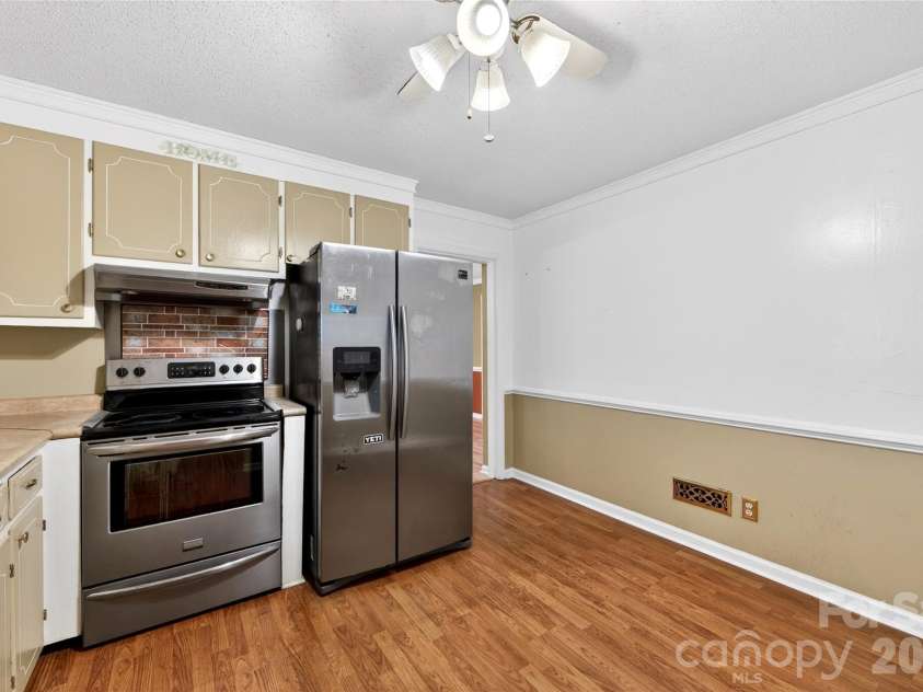 4400 Hamilton Circle, Charlotte, NC 28216.  MLS# CAR4396765, YatesRealty ID 34881. Kitchen