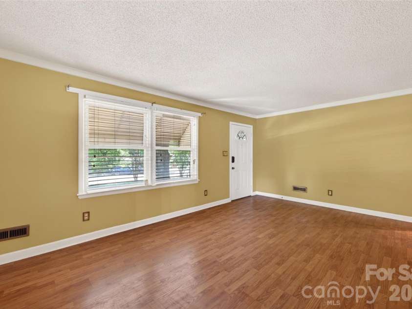 4400 Hamilton Circle, Charlotte, NC 28216.  MLS# CAR4396765, YatesRealty ID 34881. Living Room