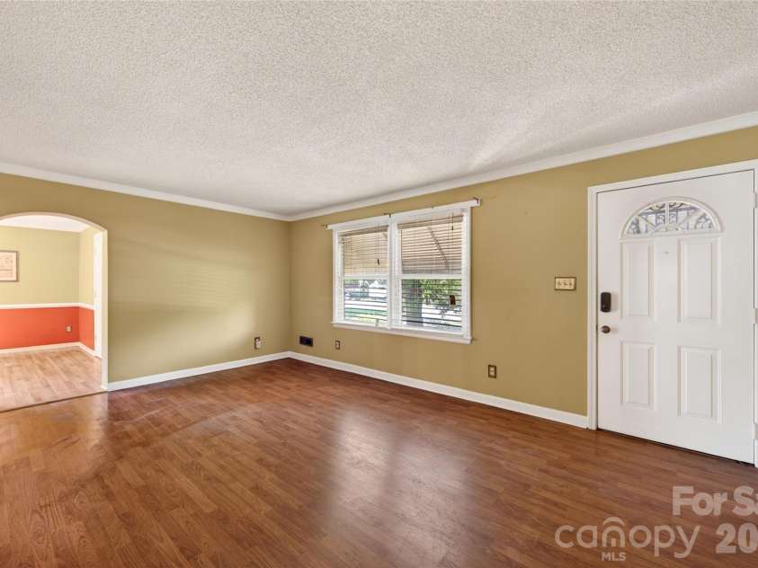 4400 Hamilton Circle, Charlotte, NC 28216.  MLS# CAR4396765, YatesRealty ID 34881. Living Room