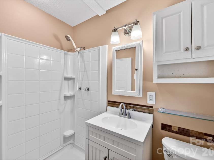 4400 Hamilton Circle, Charlotte, NC 28216.  MLS# CAR4396765, YatesRealty ID 34881. Primary Bathroom