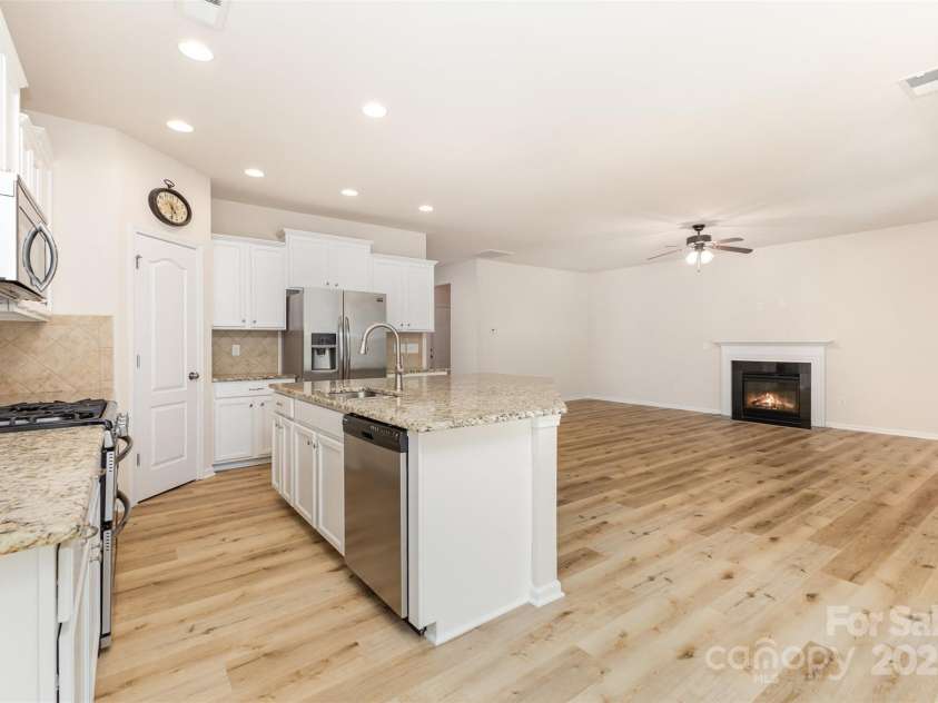 6007 Edinburgh Lane, Fort Mill, SC 29707.  MLS# CAR4295658, YatesRealty ID 34881. Kitchen and family room