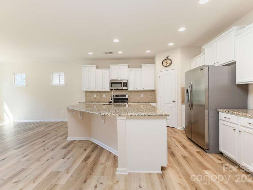 6007 Edinburgh Lane, Fort Mill, SC 29707.  MLS# CAR4295658, YatesRealty ID 34881. Large island with seating