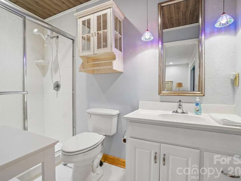 1209 Mckinney Gap Drive, Mars Hill, NC 28754.  MLS# CAR4399695, YatesRealty ID 34886. Primary Bath