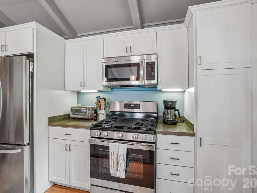 1209 Mckinney Gap Drive, Mars Hill, NC 28754.  MLS# CAR4399695, YatesRealty ID 34886. Stainless Appliances