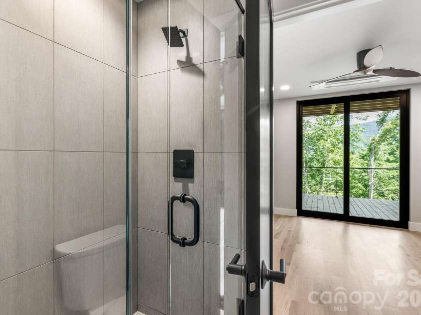 60 King Horn Ridge, Waynesville, NC 28785.  MLS# CAR4389004, YatesRealty ID 34887. Lower first guest room private bath 2.