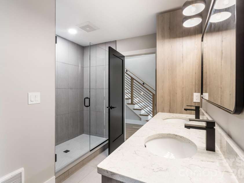 60 King Horn Ridge, Waynesville, NC 28785.  MLS# CAR4389004, YatesRealty ID 34887. Lower second guest room shared on-suite bathroom 1.