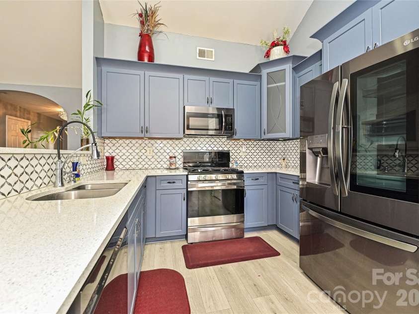 9942 Gray Dove Court, Charlotte, NC 28216.  MLS# CAR4378105, YatesRealty ID 34889. Kitchen