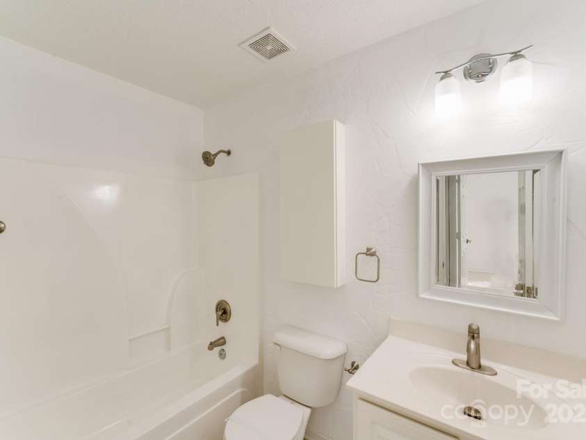 563 Goldstaff Lane, Charlotte, NC 28273.  MLS# CAR4191069, YatesRealty ID 3489. Full Bathroom on upper floor