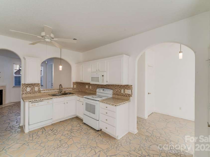 563 Goldstaff Lane, Charlotte, NC 28273.  MLS# CAR4191069, YatesRealty ID 3489. Kitchen