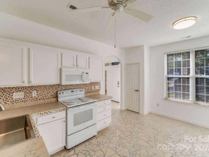 563 Goldstaff Lane, Charlotte, NC 28273.  MLS# CAR4191069, YatesRealty ID 3489. Kitchen