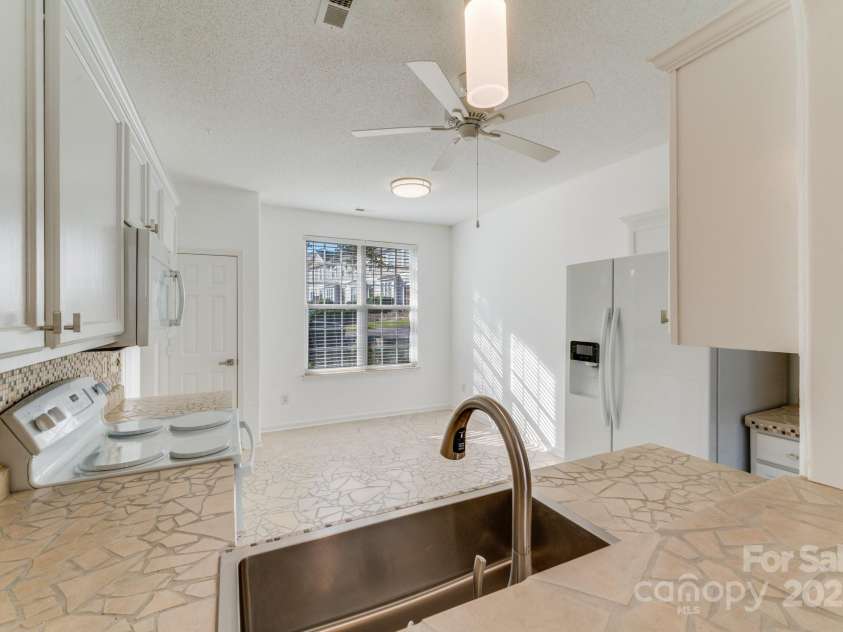 563 Goldstaff Lane, Charlotte, NC 28273.  MLS# CAR4191069, YatesRealty ID 3489. Kitchen and breakfast area
