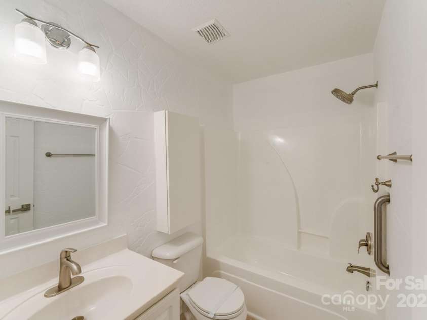 563 Goldstaff Lane, Charlotte, NC 28273.  MLS# CAR4191069, YatesRealty ID 3489. Primary bathroom
