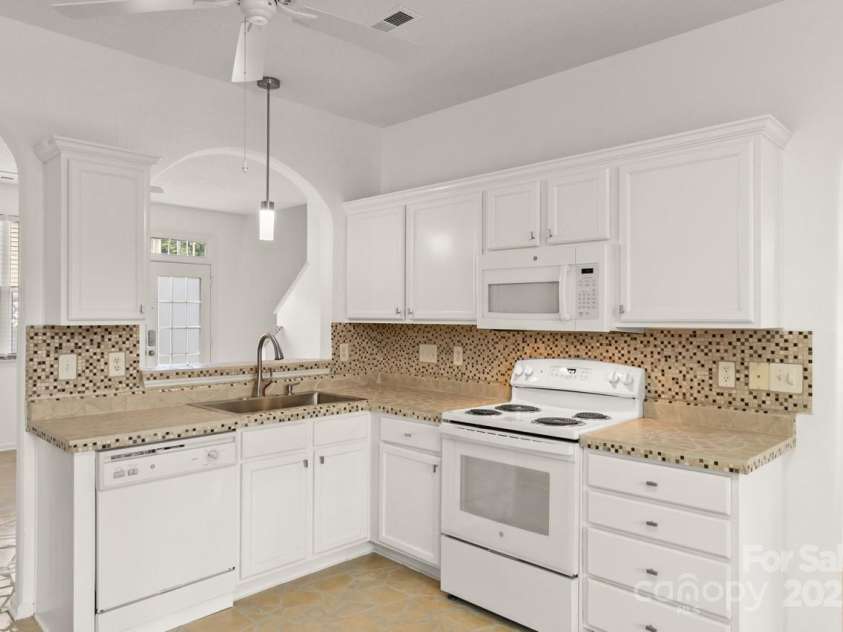 563 Goldstaff Lane, Charlotte, NC 28273.  MLS# CAR4311484, YatesRealty ID 3489. Bright and airy kitchen