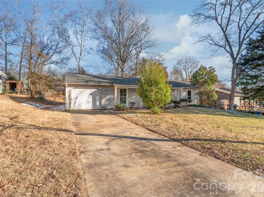 6230 Dwightware Boulevard, Charlotte, NC 28227.  MLS# CAR4342884, YatesRealty ID 3489. 