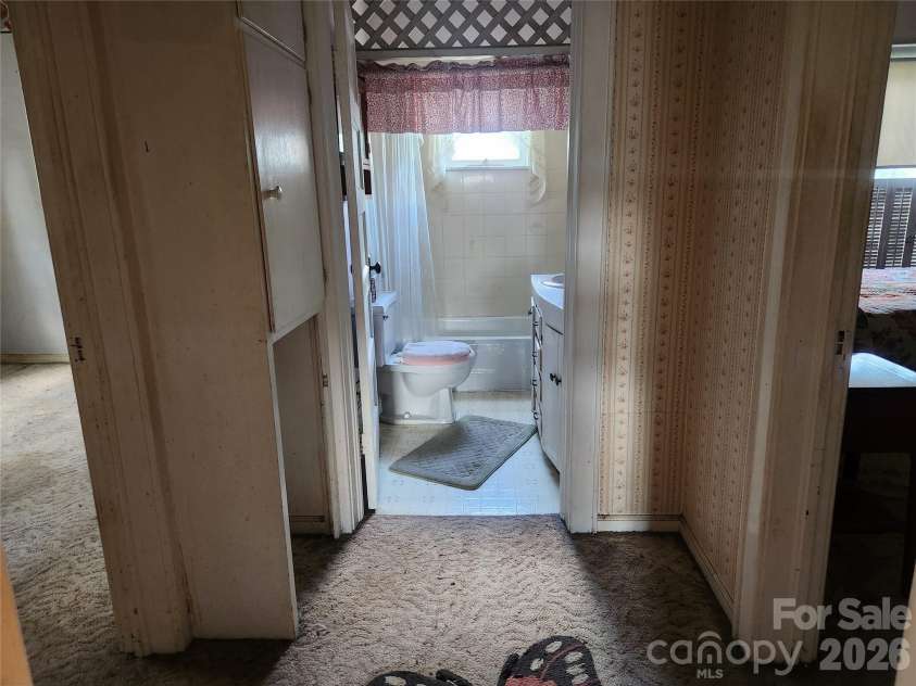 29 Brookwood Avenue, Concord, NC 28025.  MLS# CAR4396464, YatesRealty ID 34890. FULL BATH BETWEEN 2 BEDROOMS