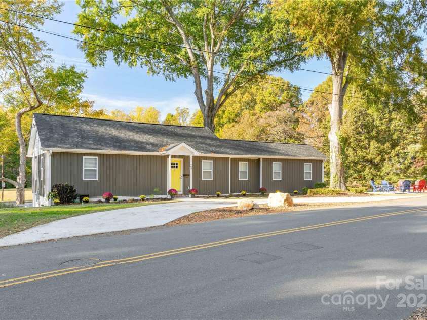 700 Magnolia Street, Winston Salem, NC 27103.  MLS# CAR4297273, YatesRealty ID 34894. 