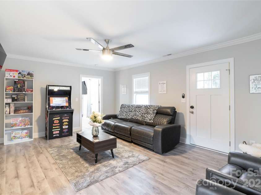 700 Magnolia Street, Winston Salem, NC 27103.  MLS# CAR4297273, YatesRealty ID 34894. 