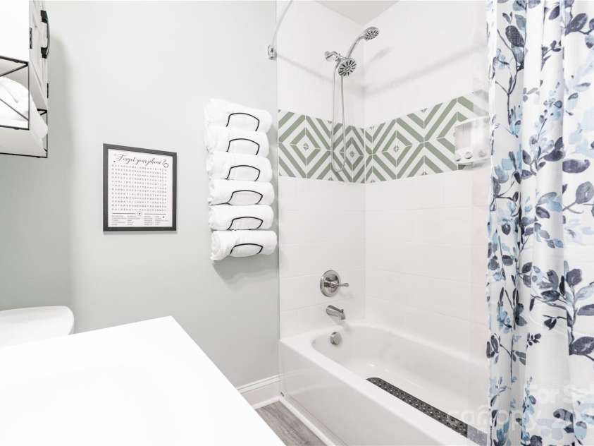 700 Magnolia Street, Winston Salem, NC 27103.  MLS# CAR4297273, YatesRealty ID 34894. 