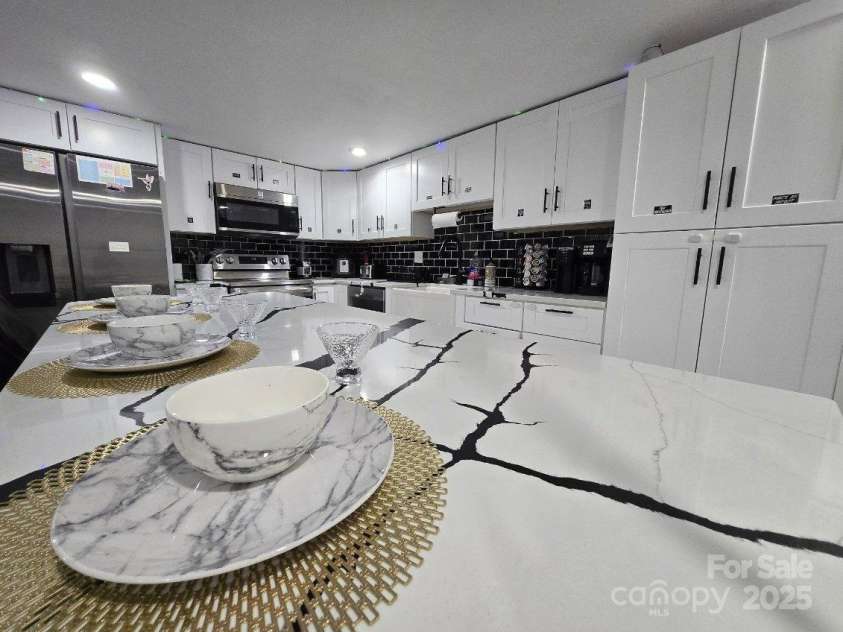 700 Magnolia Street, Winston Salem, NC 27103.  MLS# CAR4297273, YatesRealty ID 34894. 