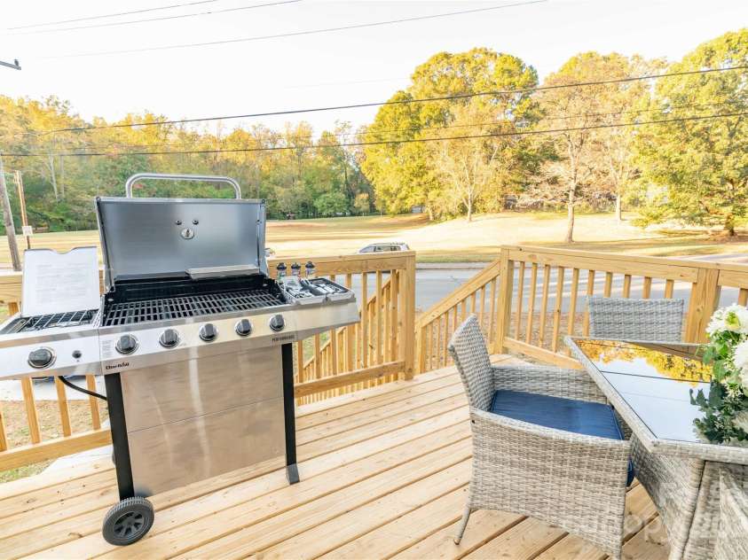 700 Magnolia Street, Winston Salem, NC 27103.  MLS# CAR4297273, YatesRealty ID 34894. 