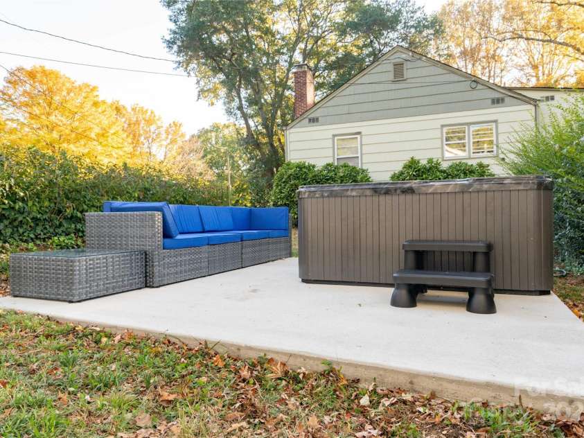 700 Magnolia Street, Winston Salem, NC 27103.  MLS# CAR4297273, YatesRealty ID 34894. 
