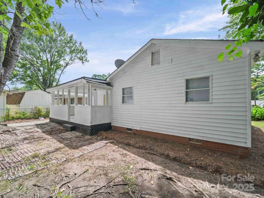 4310 Toluca Place, Charlotte, NC 28208.  MLS# CAR4296754, YatesRealty ID 34896. 