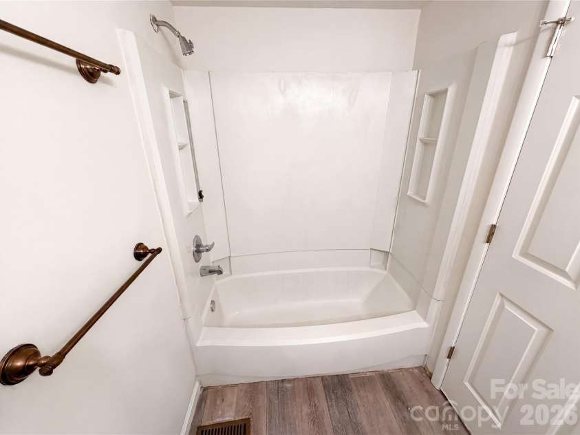 7827 Mallen Drive, Charlotte, NC 28212.  MLS# CAR4399471, YatesRealty ID 34896. 