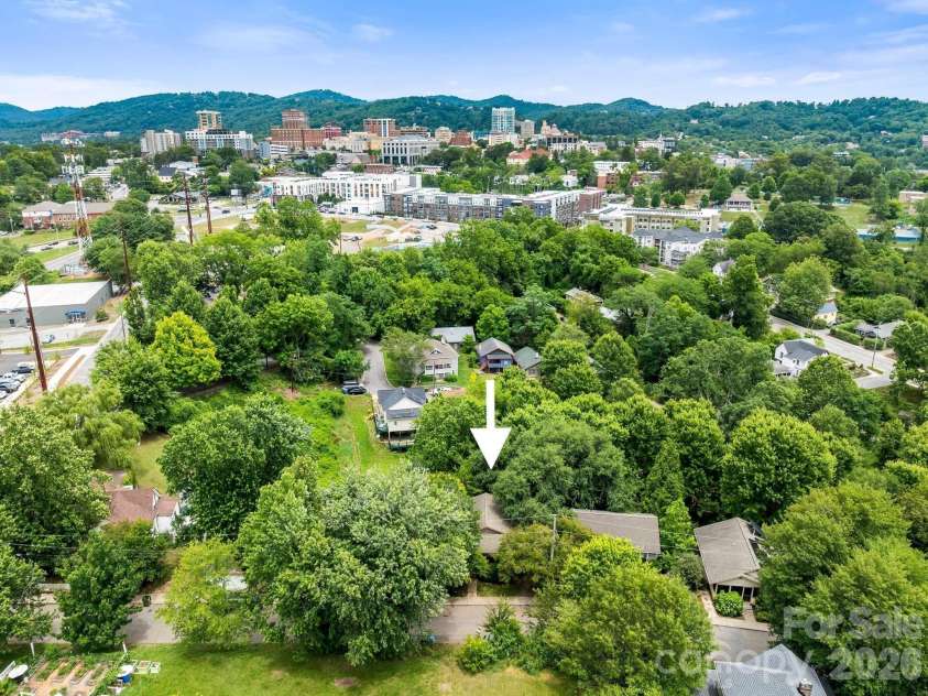 16 Jefferson Drive, Asheville, NC 28801.  MLS# CAR4397729, YatesRealty ID 34898. 