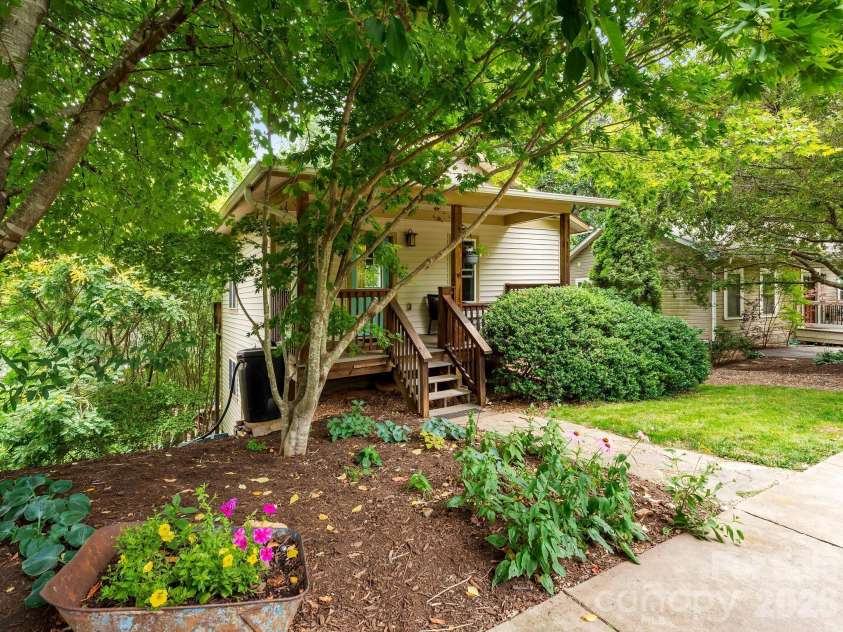 16 Jefferson Drive, Asheville, NC 28801.  MLS# CAR4397729, YatesRealty ID 34898. 