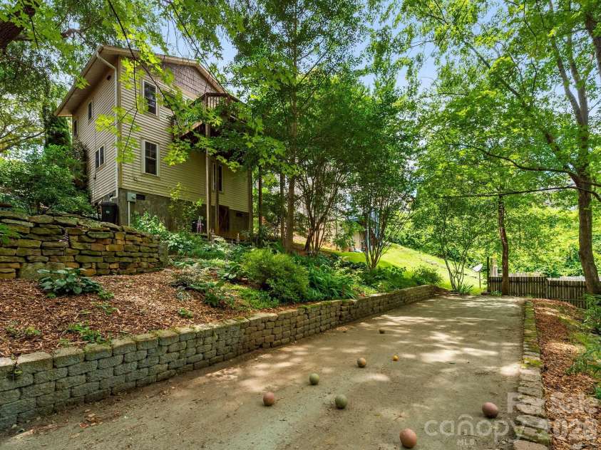 16 Jefferson Drive, Asheville, NC 28801.  MLS# CAR4397729, YatesRealty ID 34898. 