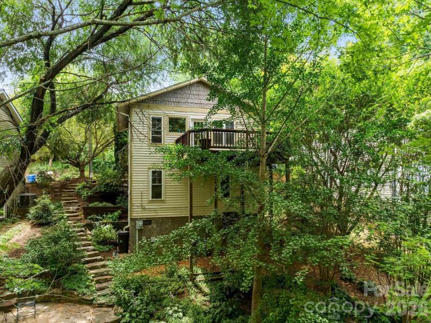 16 Jefferson Drive, Asheville, NC 28801.  MLS# CAR4397729, YatesRealty ID 34898. 