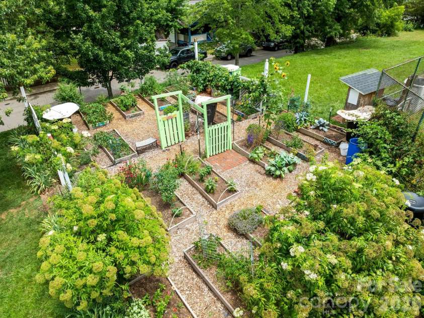 16 Jefferson Drive, Asheville, NC 28801.  MLS# CAR4397729, YatesRealty ID 34898. 