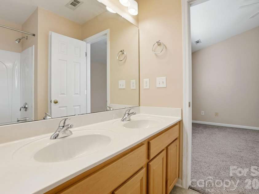 3569 Draycott Avenue, Charlotte, NC 28213.  MLS# CAR4341865, YatesRealty ID 3490. Full bath with dual vanities 