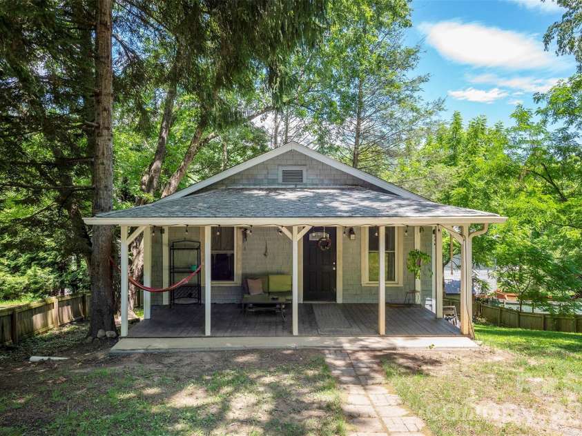 14 Border Street, Black Mountain, NC 28711.  MLS# CAR4392879, YatesRealty ID 34900. 