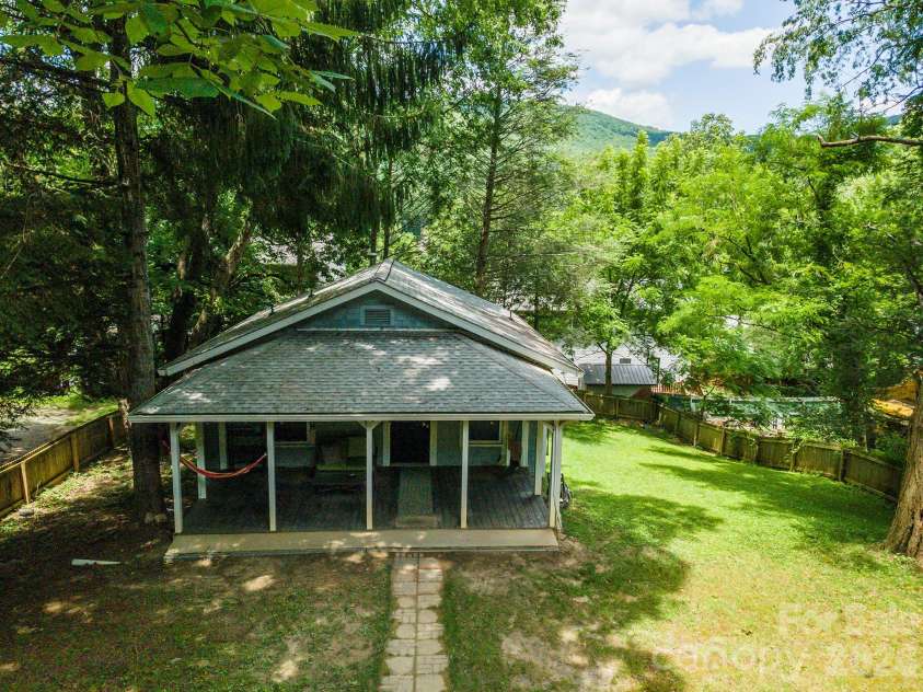 14 Border Street, Black Mountain, NC 28711.  MLS# CAR4392879, YatesRealty ID 34900. 