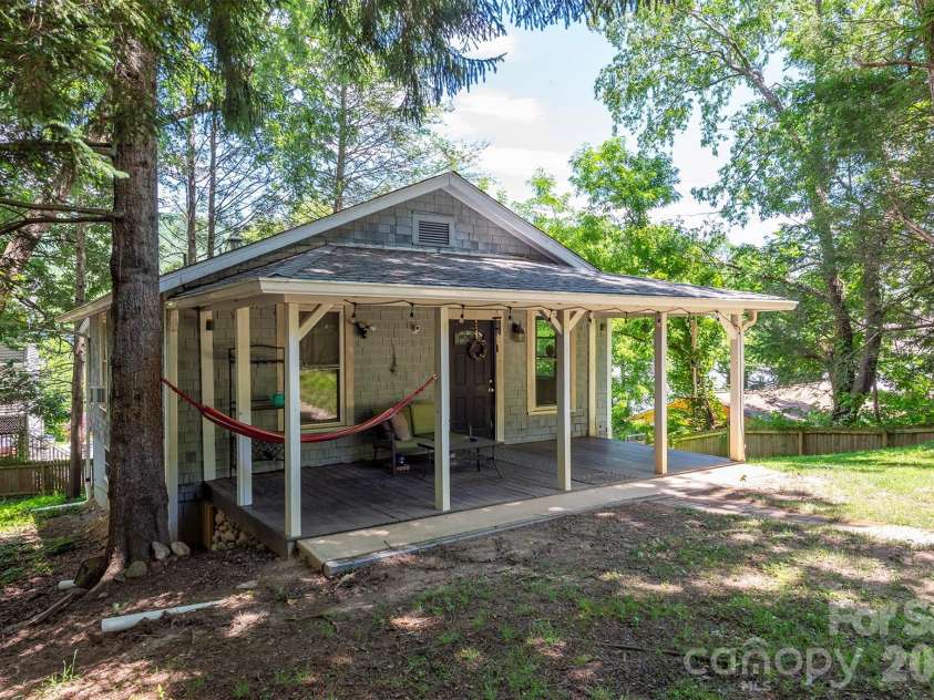 14 Border Street, Black Mountain, NC 28711.  MLS# CAR4392879, YatesRealty ID 34900. 