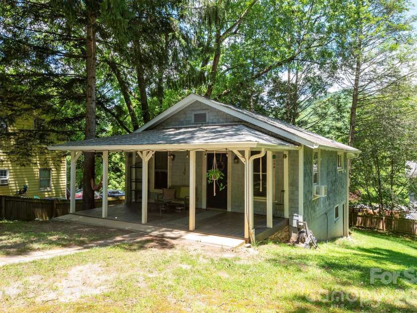 14 Border Street, Black Mountain, NC 28711.  MLS# CAR4392879, YatesRealty ID 34900. 