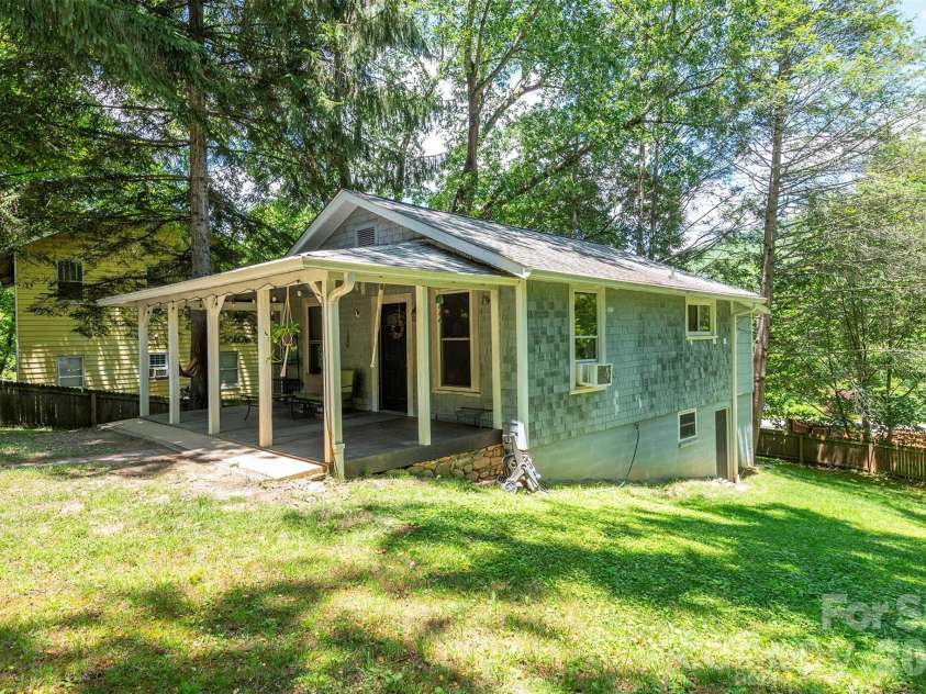 14 Border Street, Black Mountain, NC 28711.  MLS# CAR4392879, YatesRealty ID 34900. 