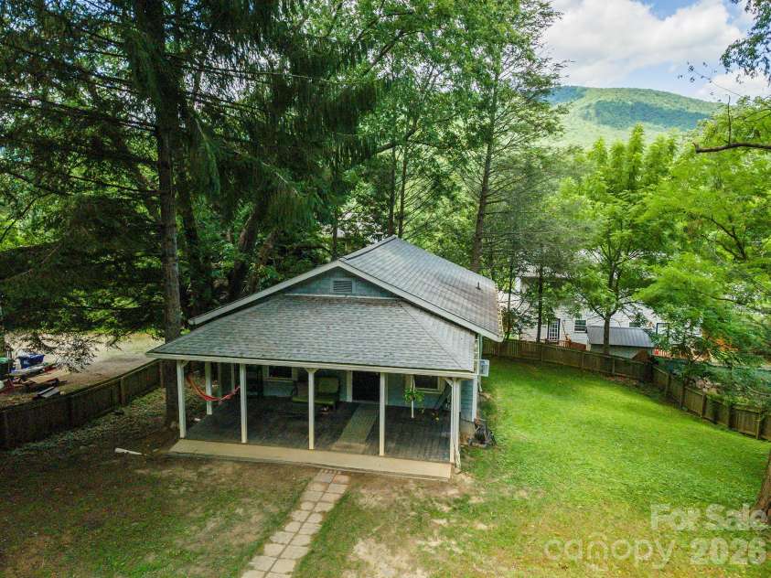 14 Border Street, Black Mountain, NC 28711.  MLS# CAR4392879, YatesRealty ID 34900. 