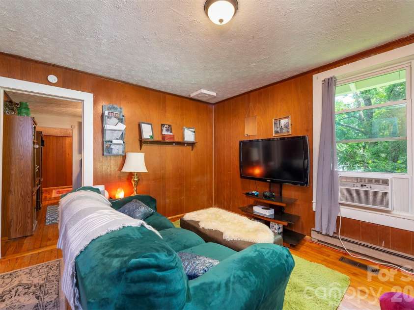 14 Border Street, Black Mountain, NC 28711.  MLS# CAR4392879, YatesRealty ID 34900. 