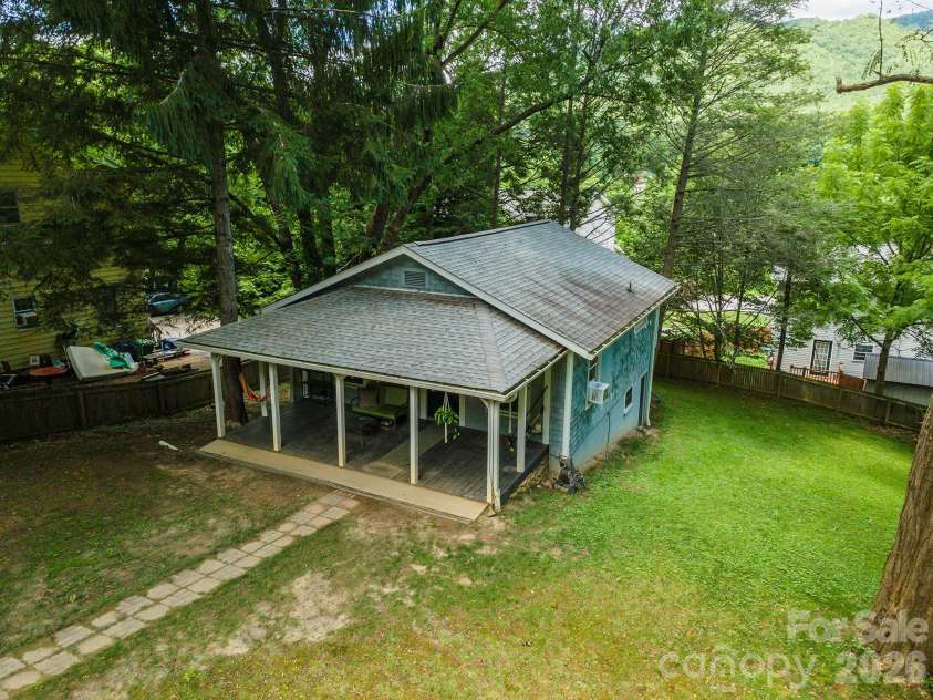 14 Border Street, Black Mountain, NC 28711.  MLS# CAR4392879, YatesRealty ID 34900. 