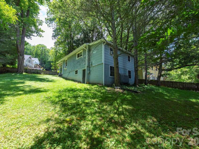 14 Border Street, Black Mountain, NC 28711.  MLS# CAR4392879, YatesRealty ID 34900. 