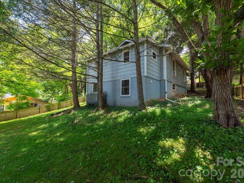 14 Border Street, Black Mountain, NC 28711.  MLS# CAR4392879, YatesRealty ID 34900. 