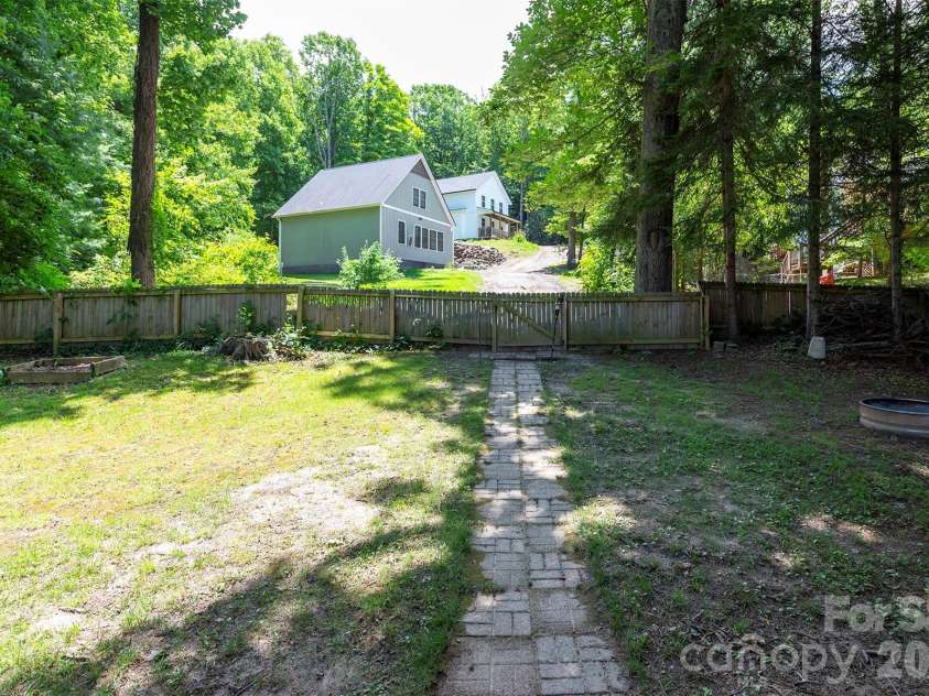 14 Border Street, Black Mountain, NC 28711.  MLS# CAR4392879, YatesRealty ID 34900. 