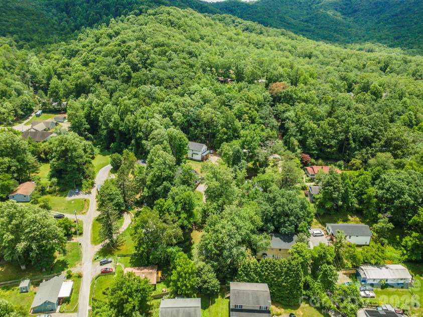 14 Border Street, Black Mountain, NC 28711.  MLS# CAR4392879, YatesRealty ID 34900. 